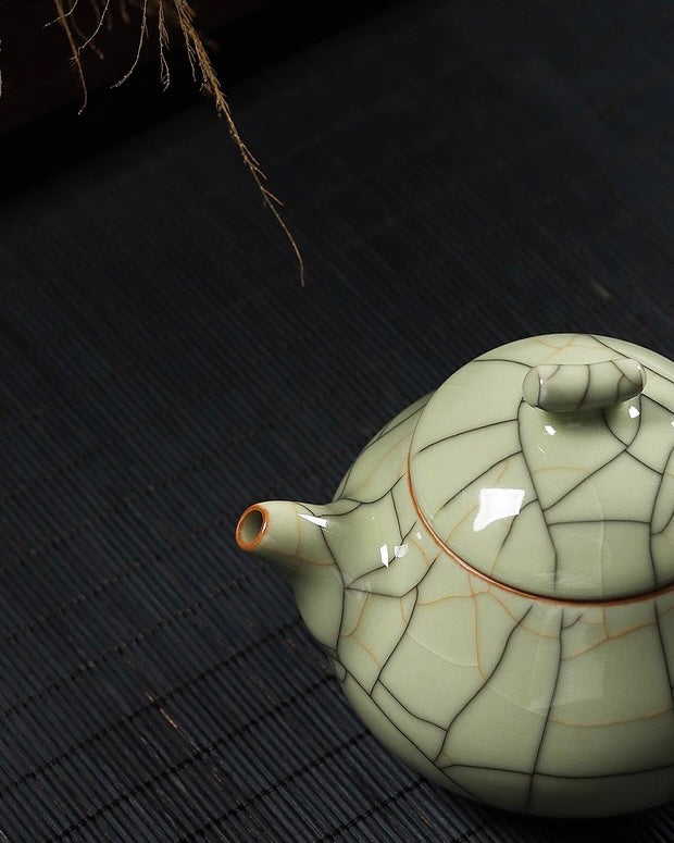 Ge Kiln crackle glaze teapot in Shi Piao shape made from kaolin clay