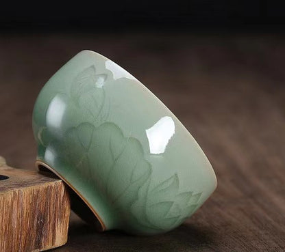 Longquan-Celadon-Teetasse mit Lotosmuster, pflaumengrün