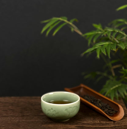 Longquan-Celadon-Teetasse mit Lotosmuster, pflaumengrün
