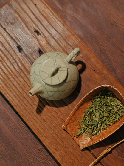 Longquan Celadon Ge-Kiln Shipiao （石瓢）Teekanne