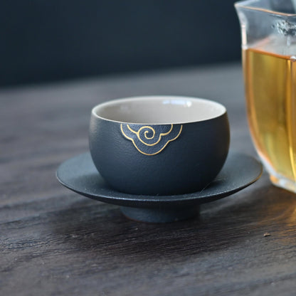 Tasse à thé rustique en argile style wabi-sabi avec sous-verre