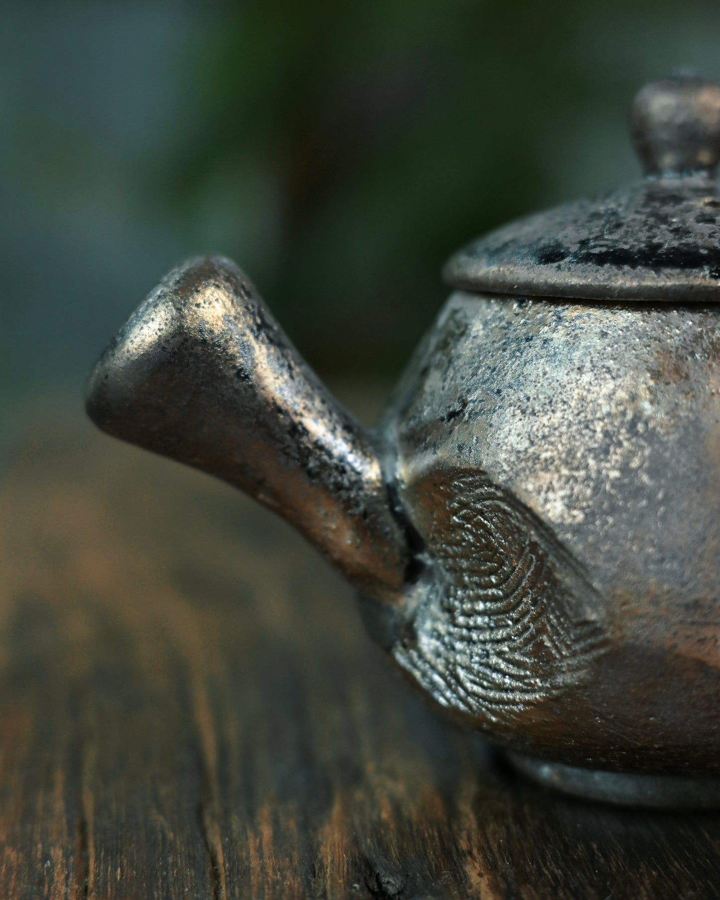 Tea brewing performance demonstrating how porous clay enhances oolong tea aroma