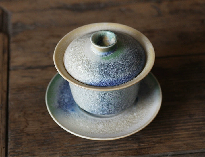 Handcrafted kiln-change pine-needle glaze gaiwan, reflecting natural glaze reactions and refined Jingdezhen porcelain quality.