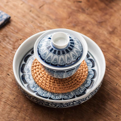 Die blau-weiße Porzellan-Gaiwan mit Scrollmuster und Teetasse