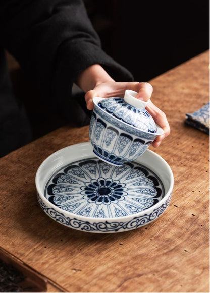 Die blau-weiße Porzellan-Gaiwan mit Scrollmuster und Teetasse