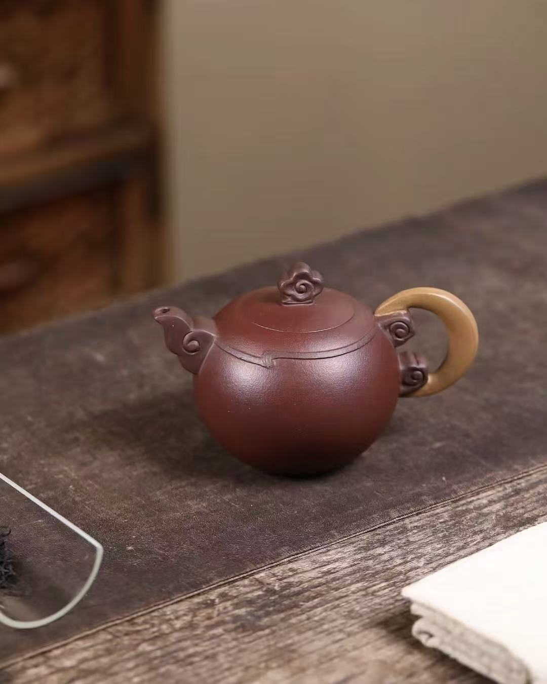 Artistic Yixing clay teapot for Chinese gongfu tea brewing