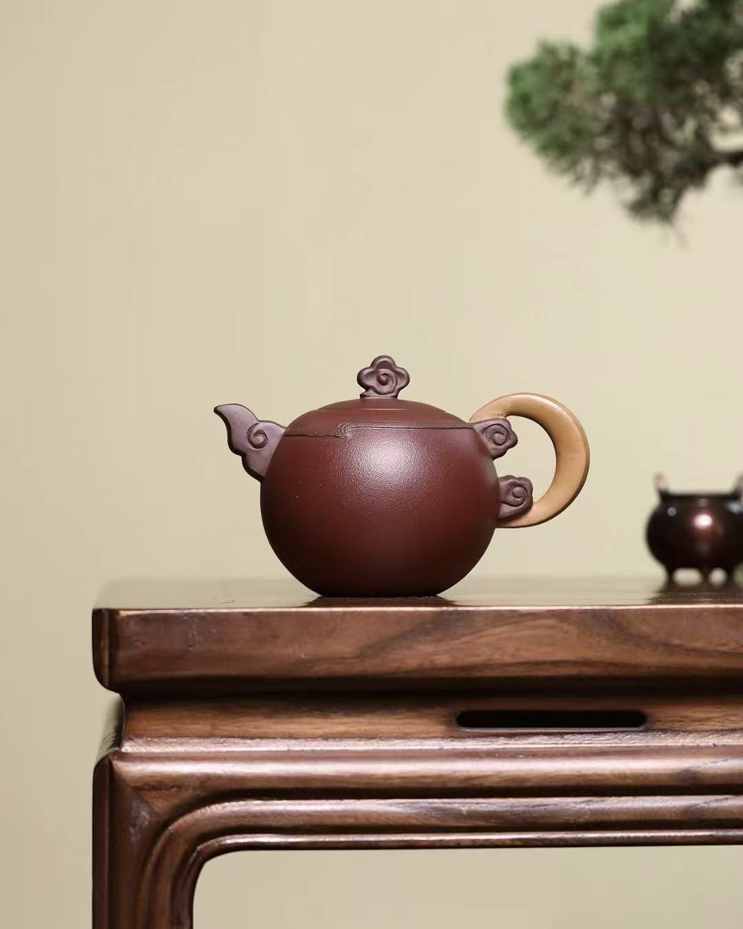 Yixing Zisha teapot symbolizing harmony of colorful clouds and the moon