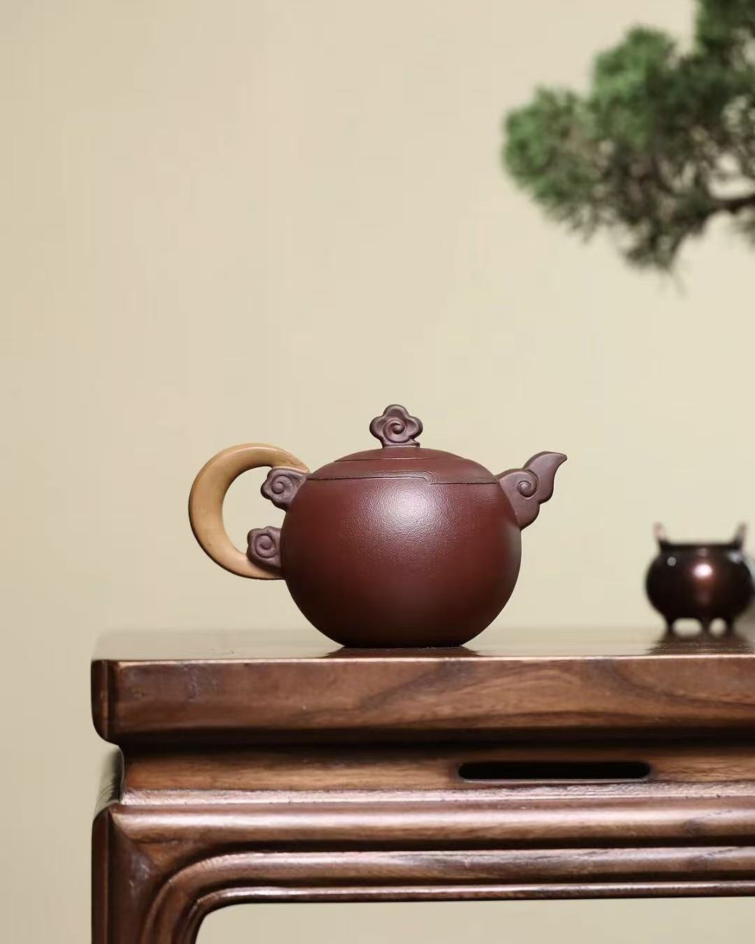 Decorative and functional Chinese purple clay teapot “Colorful Clouds Chasing the Moon”