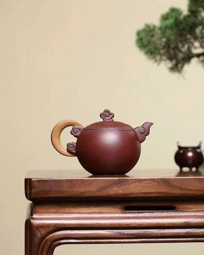Decorative and functional Chinese purple clay teapot “Colorful Clouds Chasing the Moon”