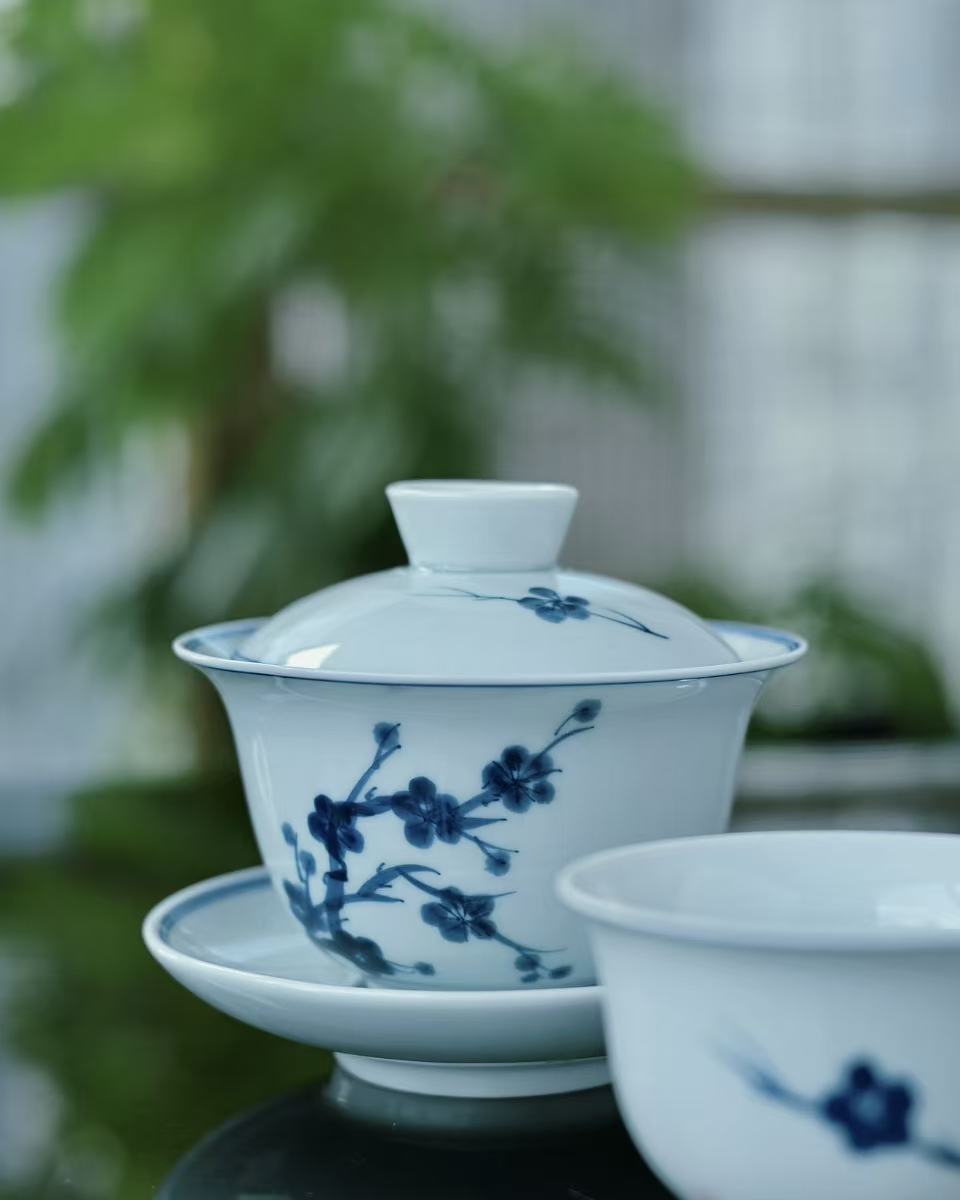 Complete tea set presentation showing bowl, lid and saucer in harmonious design