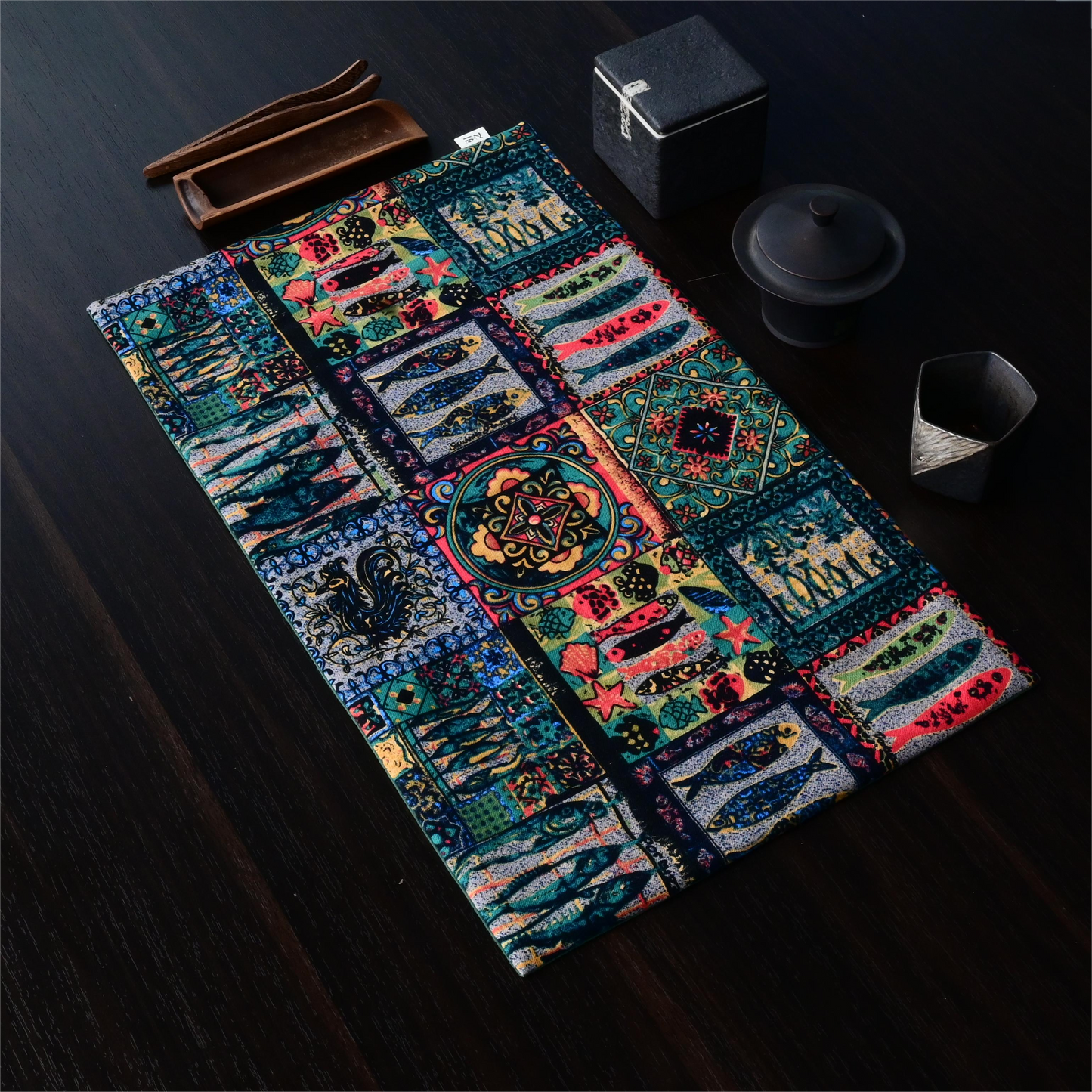 Vintage fish pattern cotton-linen tea mat with high absorbency, retro design for table decoration and practical tea spill protection