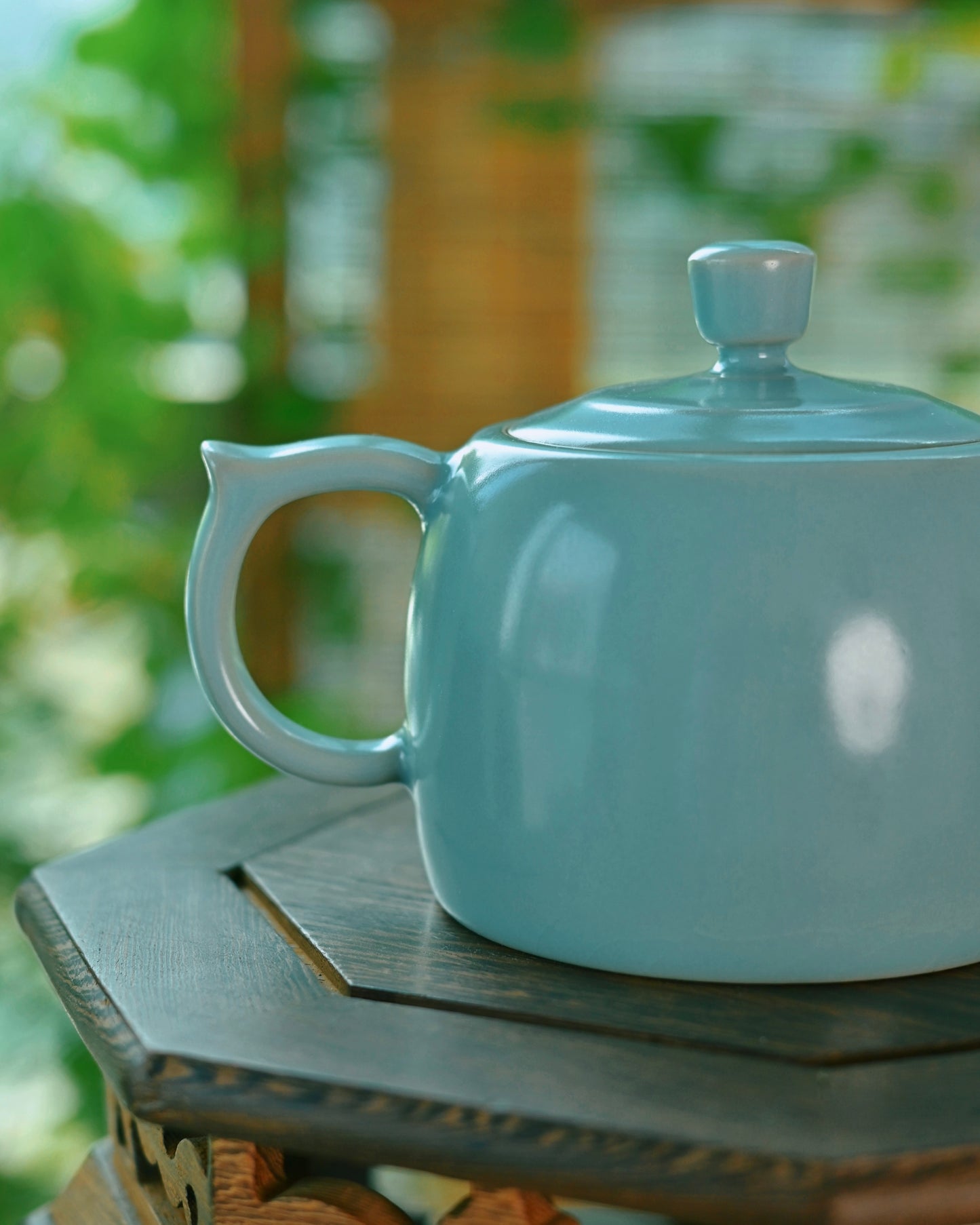 Fine crackle network developing through controlled cooling and glaze contraction