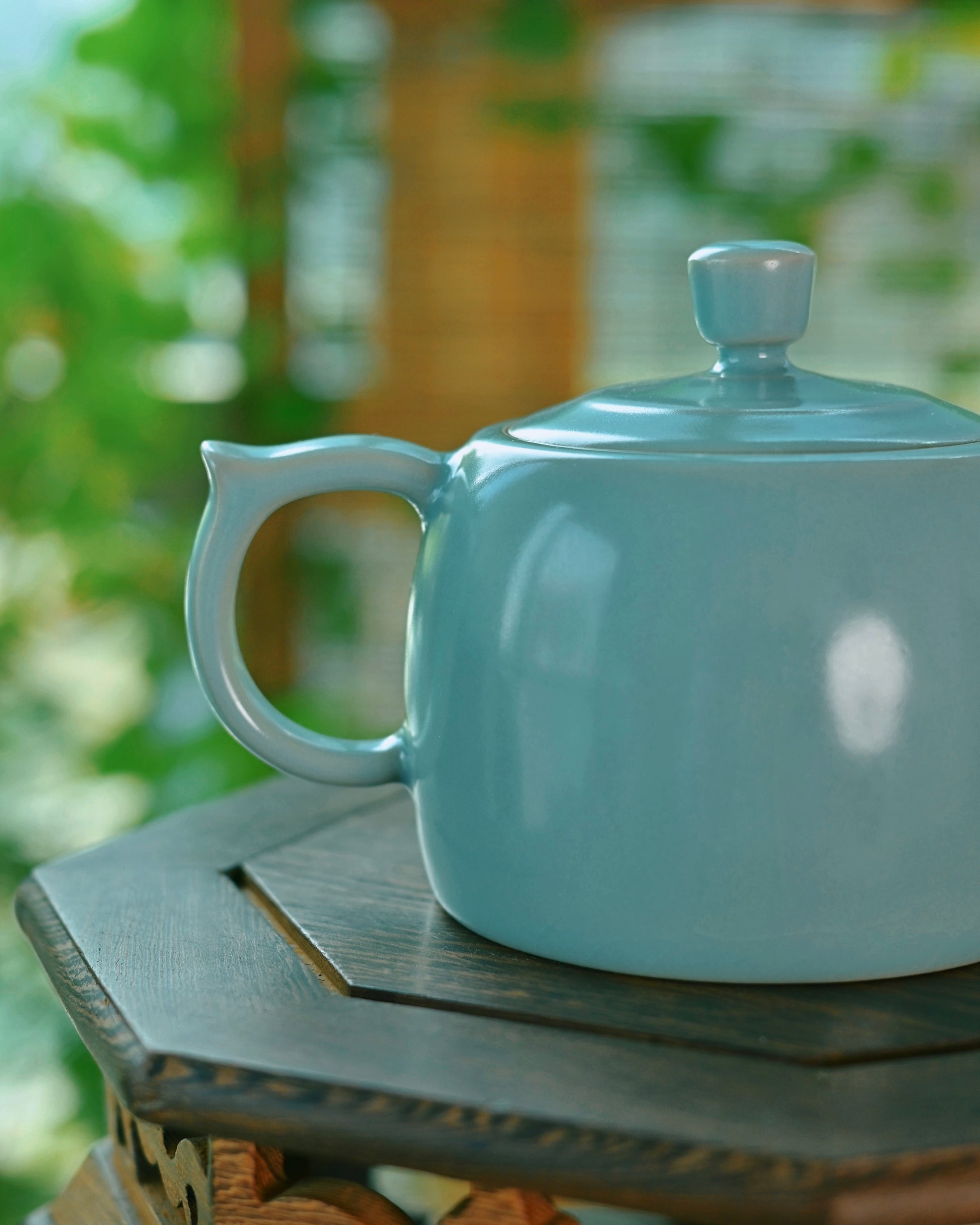 Fine crackle network developing through controlled cooling and glaze contraction