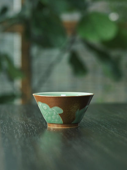 Longquan Celadon Asch- und Pflaumengrün Glasur handgeschnitzte Fischmuster Meister Teetasse