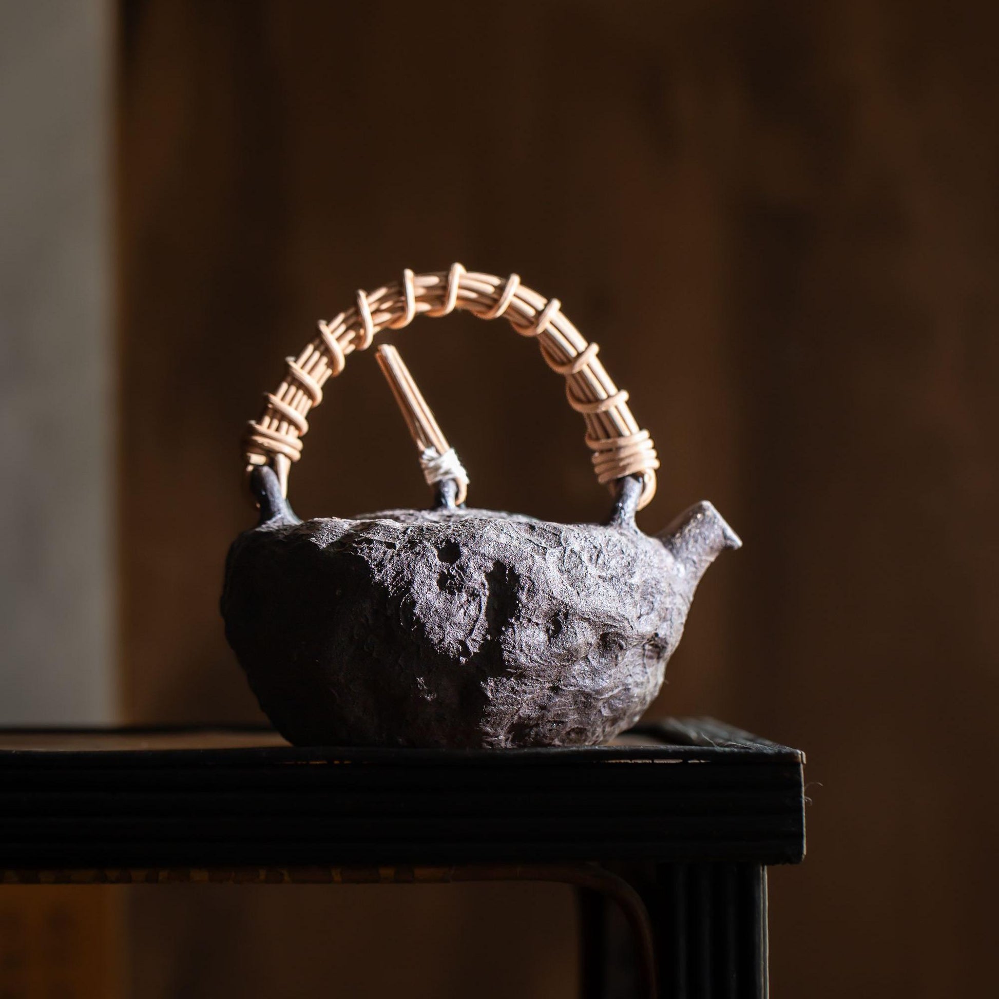 Multi-fuel stove design supporting both charcoal and alcohol for flexible tea brewing