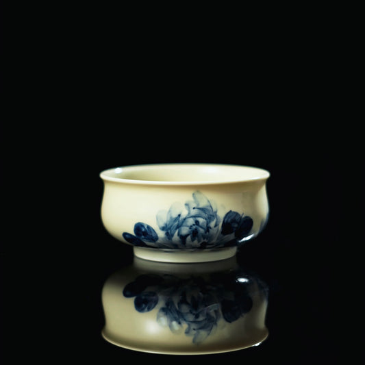 Kaolin porcelain gaiwan with full-coverage peony motif inside the bowl at center bottom