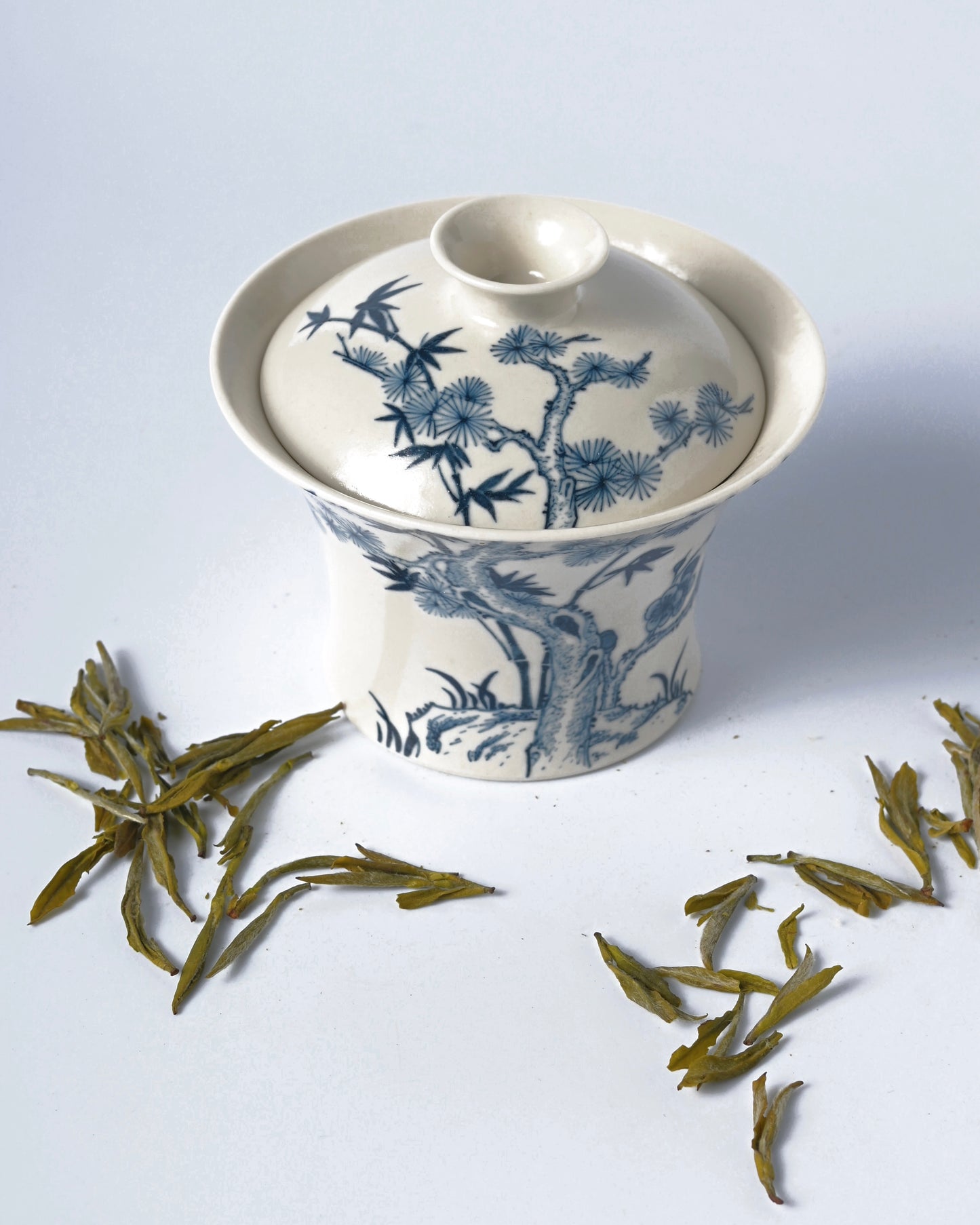 Fully hand-painted blue-and-white Gaiwan with vintage style
