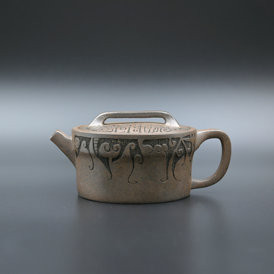 Hand-carved Yixing teapot with Han-style characteristics: spout and body of equal size for easy tea loading and cleaning