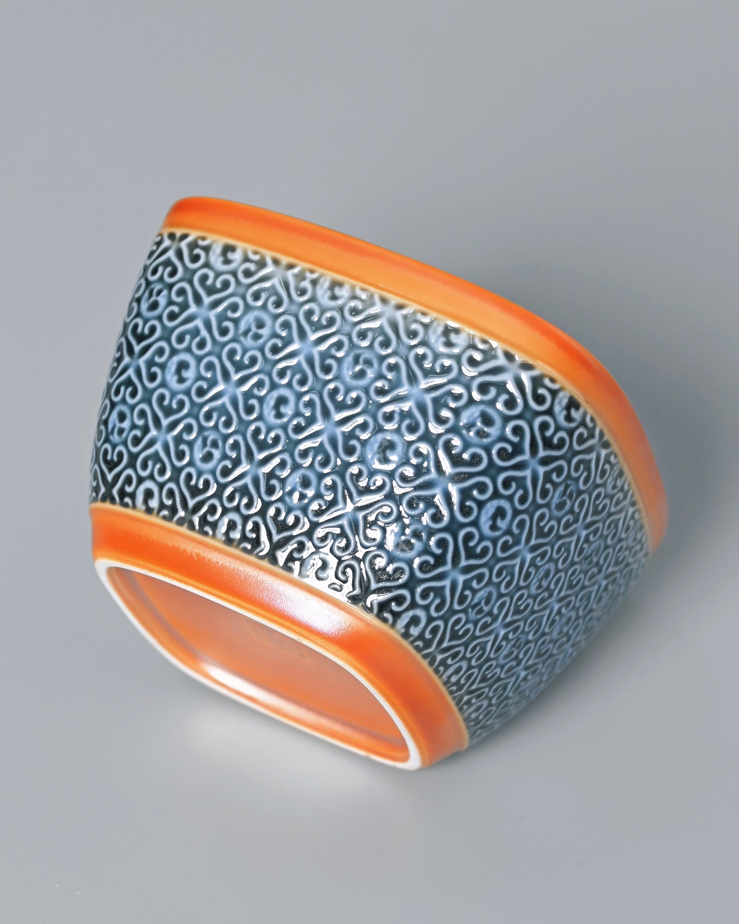 Hand-carved traditional Chinese Ruyi patterns coated with blue mineral glaze on exterior