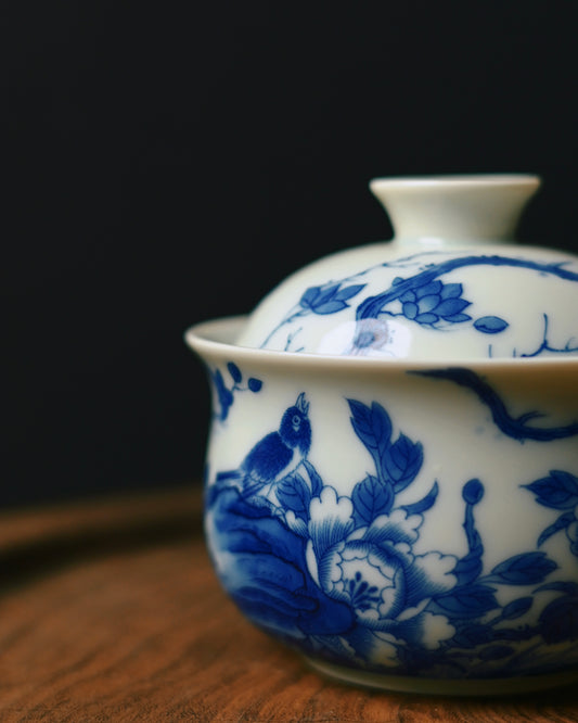 Hand-painted blue and white gaiwan enhances tea fragrant.