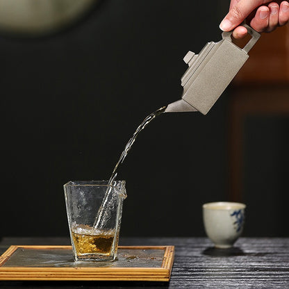 Gongfu teapot made from Huanglong Mountain Qinghui clay, featuring traditional craftsmanship