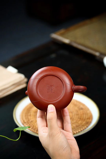 Yang Junbao handsignierte Yixing-Teekanne aus violettem Ton, Modell „Flache Xishi“ – „Gold- und Jade-Fülle“