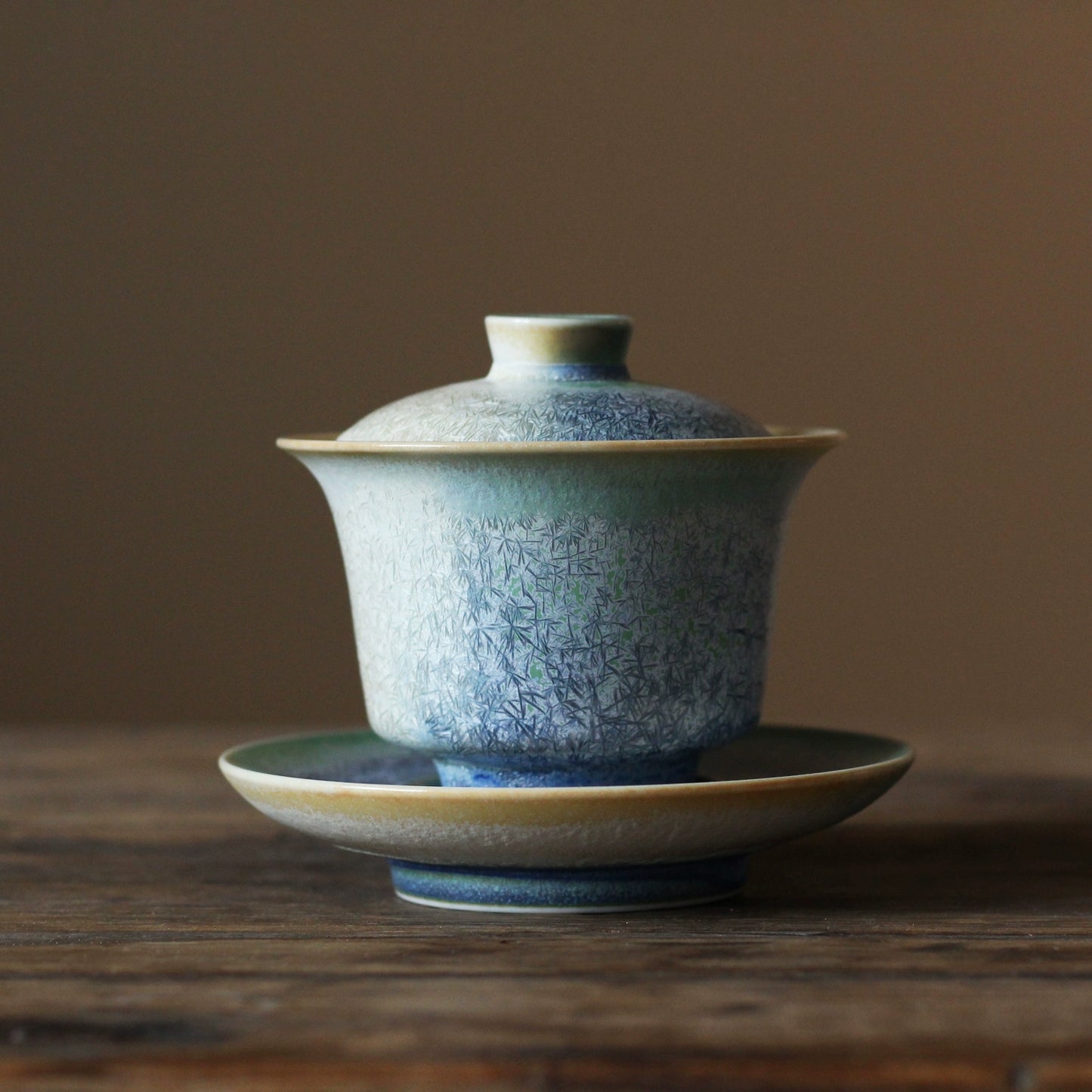 Jingdezhen porcelain gaiwan with pine-needle kiln-change glaze, showcasing intricate color shifts formed during high-temperature firing.