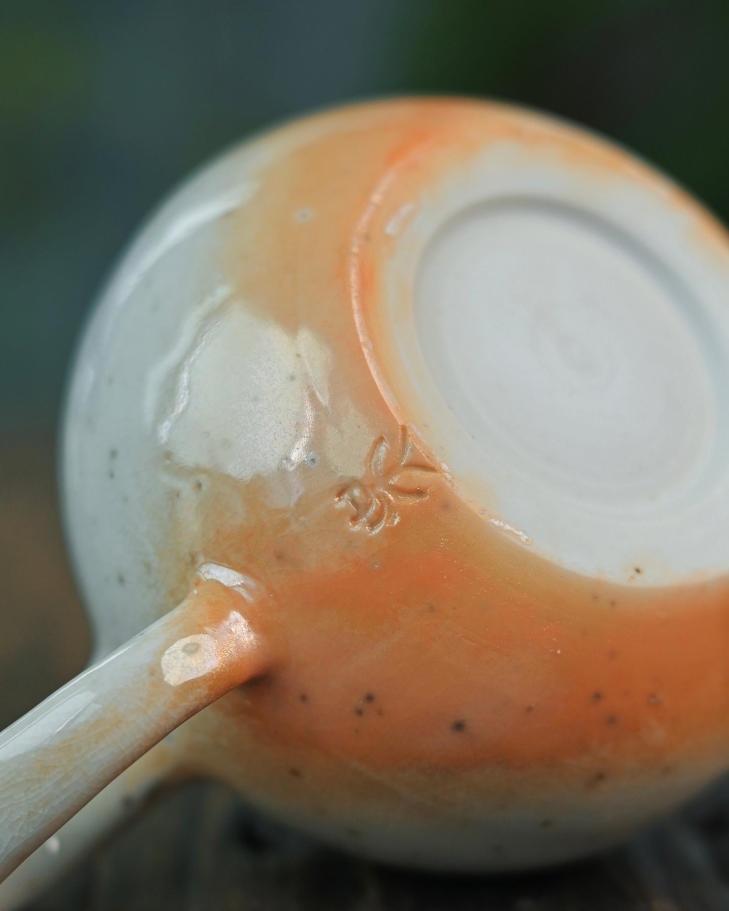 High-whiteness clay body providing pure background for ash glaze and crackle patterns