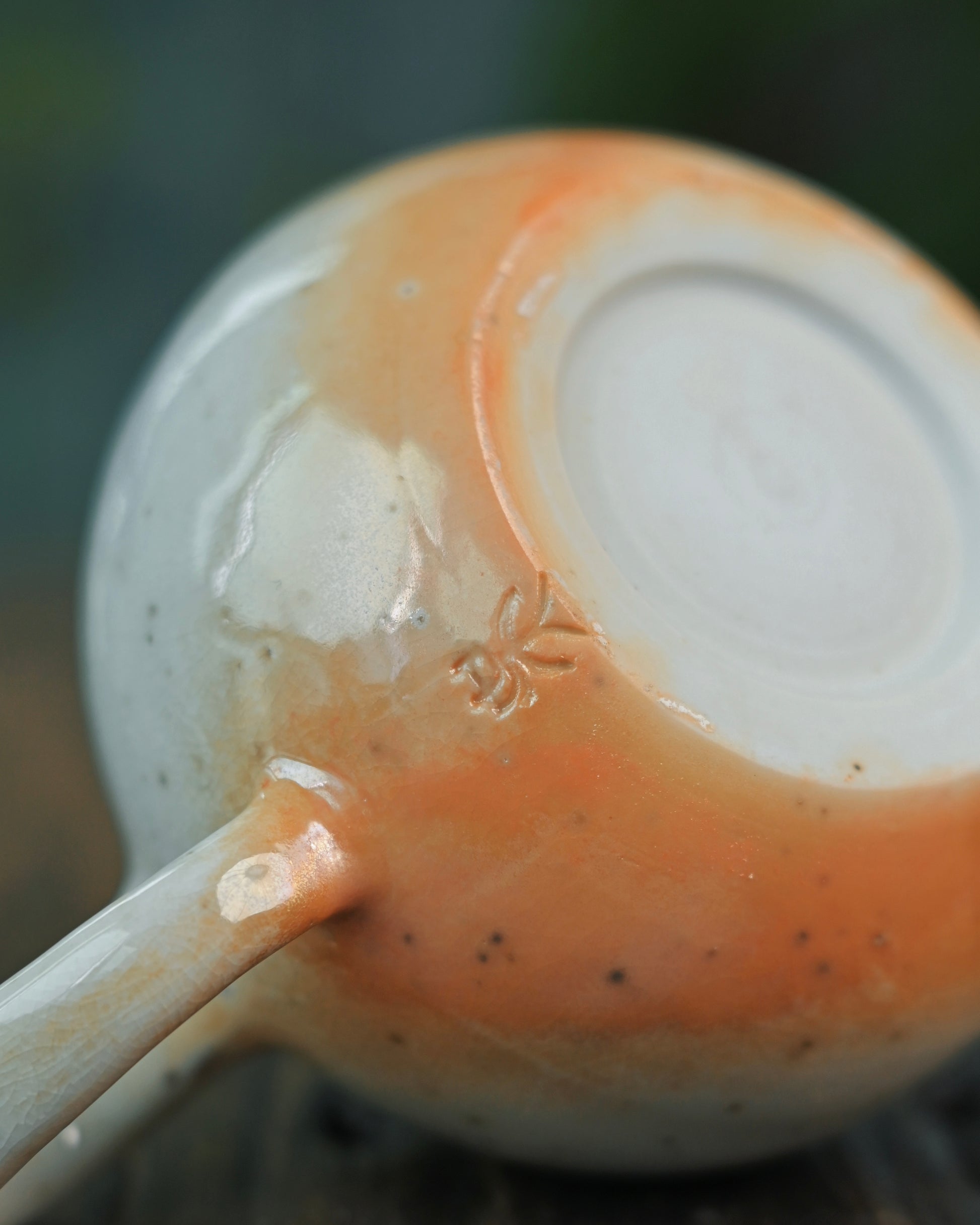 High-whiteness clay body providing pure background for ash glaze and crackle patterns