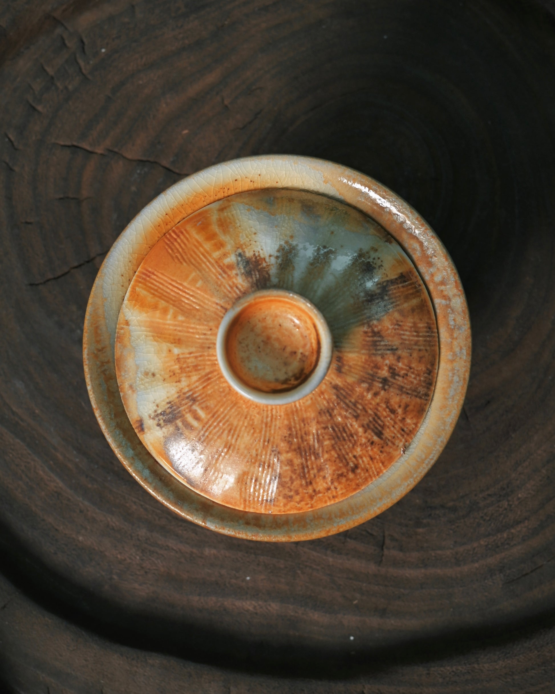Horseshoe form design providing stable base and comfortable handling experience