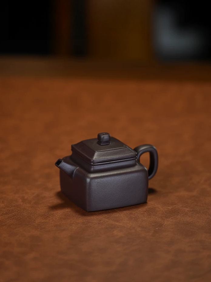 Internal ball strainer teapot with multiple fine holes ensuring smooth column-like pour and clean cutoff