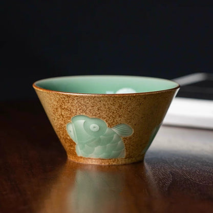 Longquan-Celadon-Teekanne in Pflaumengrün mit Pflanzenaschelasiert