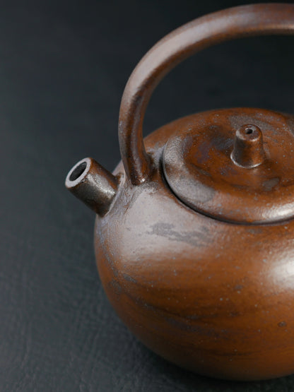 Théière à poignée au design archaïque en argile grossière de style rétro
