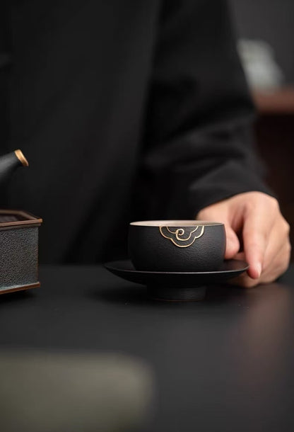 Tasse à thé rustique en argile style wabi-sabi avec sous-verre
