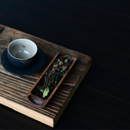 Tasse à thé rustique en argile style wabi-sabi avec sous-verre