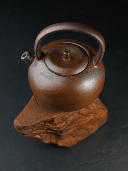 Théière à poignée au design archaïque en argile grossière de style rétro