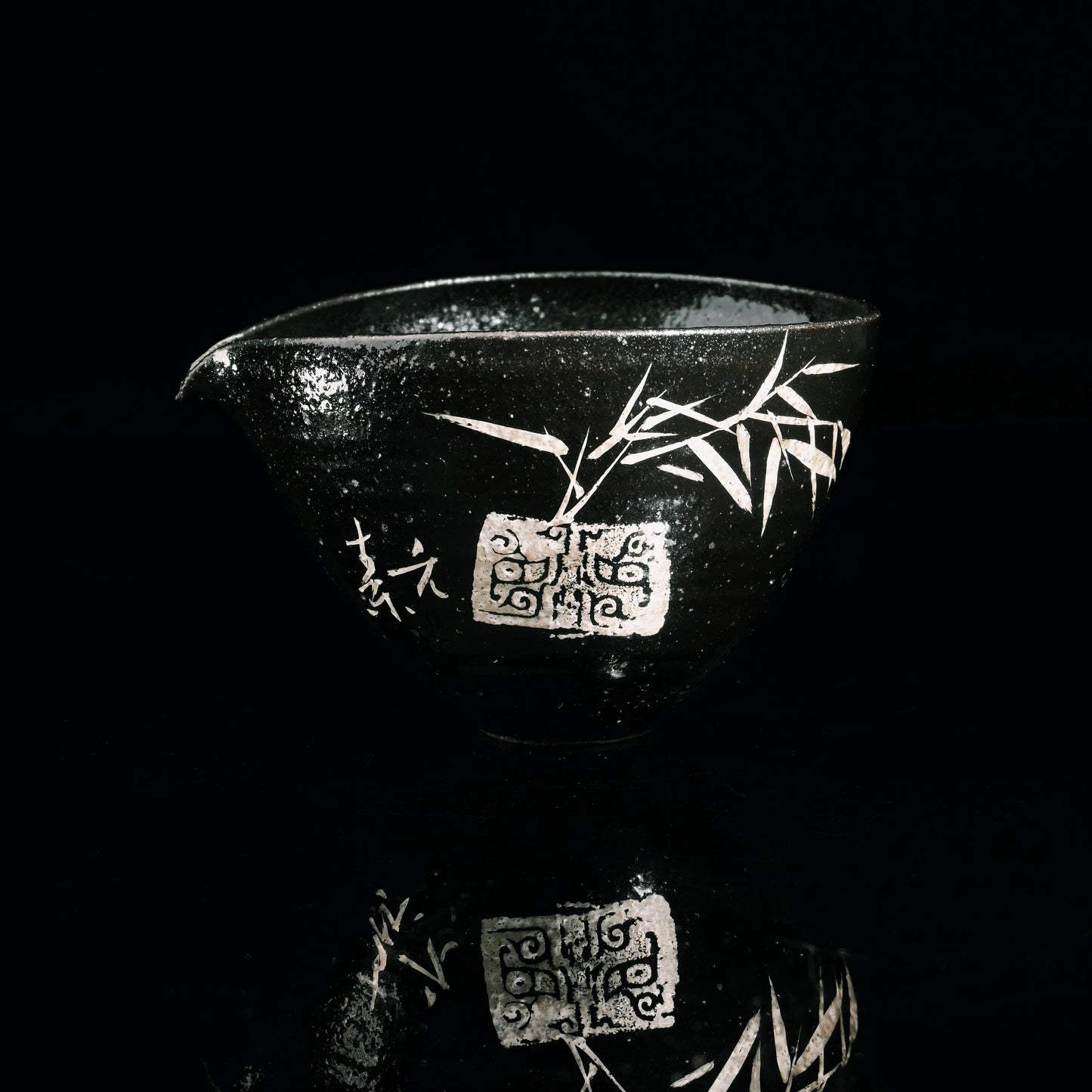 Saanwu ceramic fairness cup with shiny black glaze and delicate silver calligraphy design