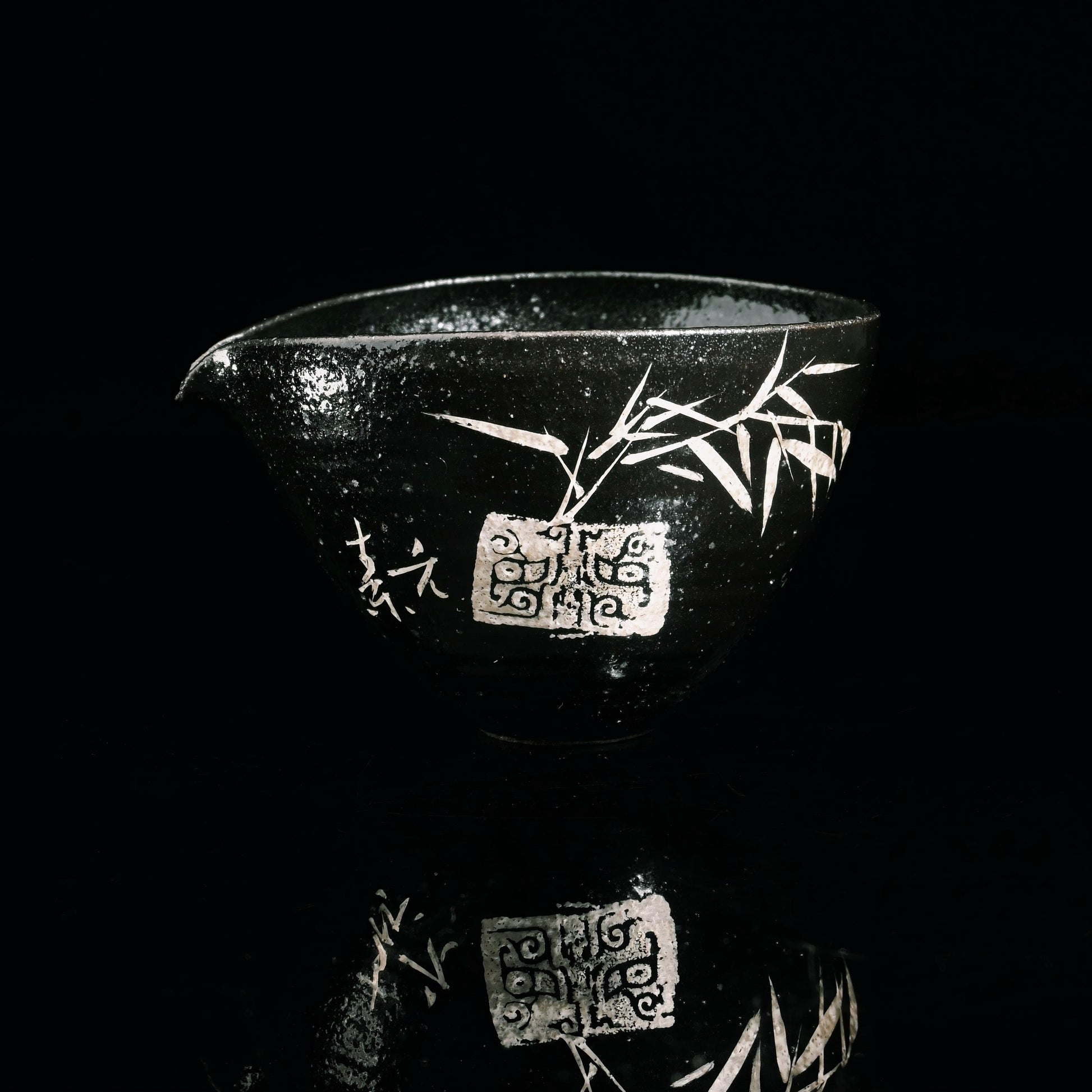Saanwu ceramic fairness cup with shiny black glaze and delicate silver calligraphy design