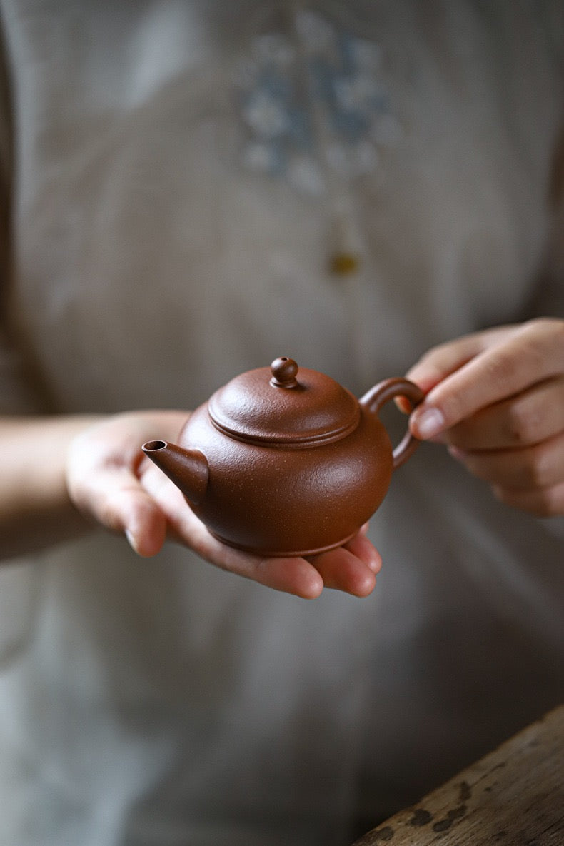Yixing Jiangpo clay teapot from Dingshu Town discovery, offering excellent heat retention for tea