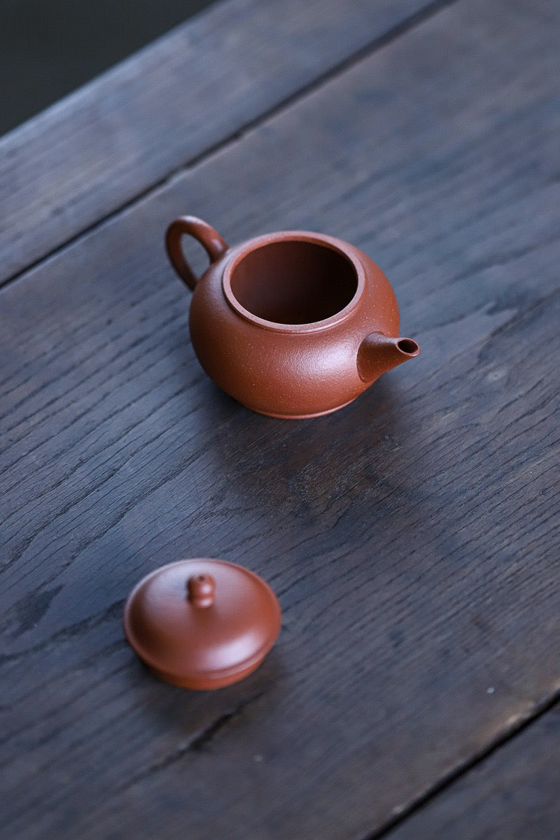 Jiangpo clay gongfu teapot with ancient appearance, improving with use through tea brewing patina