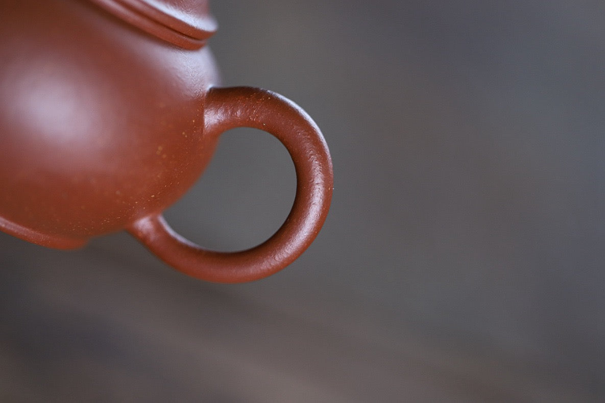 Jiangpo clay teapot with fine texture, ideal for developing tea flavor complexity in oolong and puerh