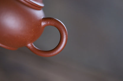 Jiangpo clay teapot with fine texture, ideal for developing tea flavor complexity in oolong and puerh