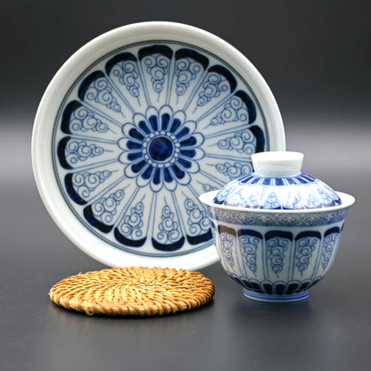Die blau-weiße Porzellan-Gaiwan mit Scrollmuster und Teetasse