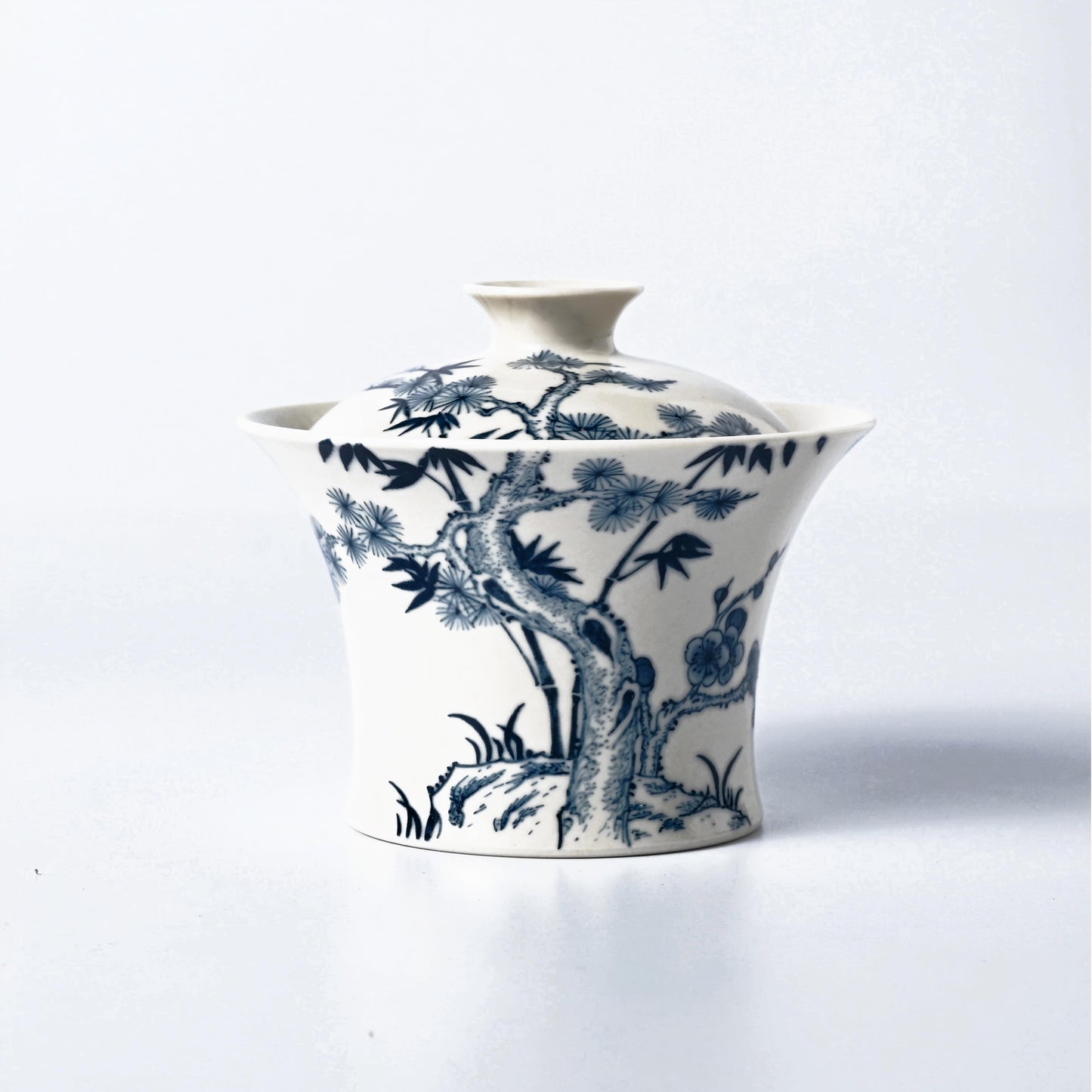 Jingdezhen blue-and-white horseshoe Gaiwan with elegant hand-painting