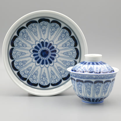 Die blau-weiße Porzellan-Gaiwan mit Scrollmuster und Teetasse