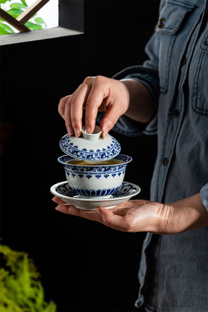 Handbemalte Jingdezhen-Keramik-Teeschale (Gaiwan) in Blau-Weiß