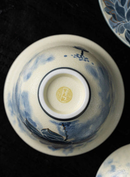 Bottom view showing the neatly trimmed foot ring and traditional Jingdezhen artisan mark.