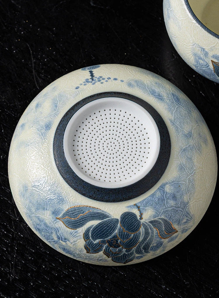 Bottom view showing the neatly trimmed foot ring and traditional Jingdezhen artisan mark.