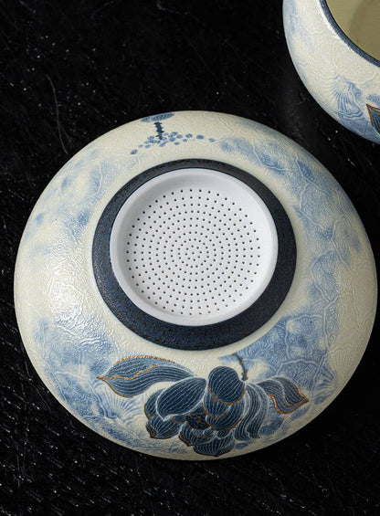 Bottom view showing the neatly trimmed foot ring and traditional Jingdezhen artisan mark.