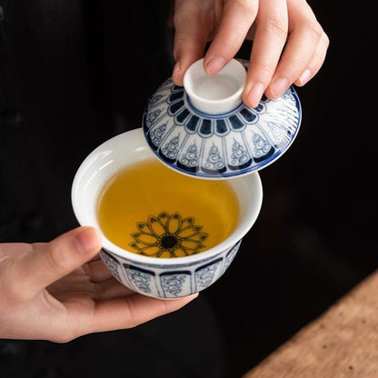Die blau-weiße Porzellan-Gaiwan mit Scrollmuster und Teetasse